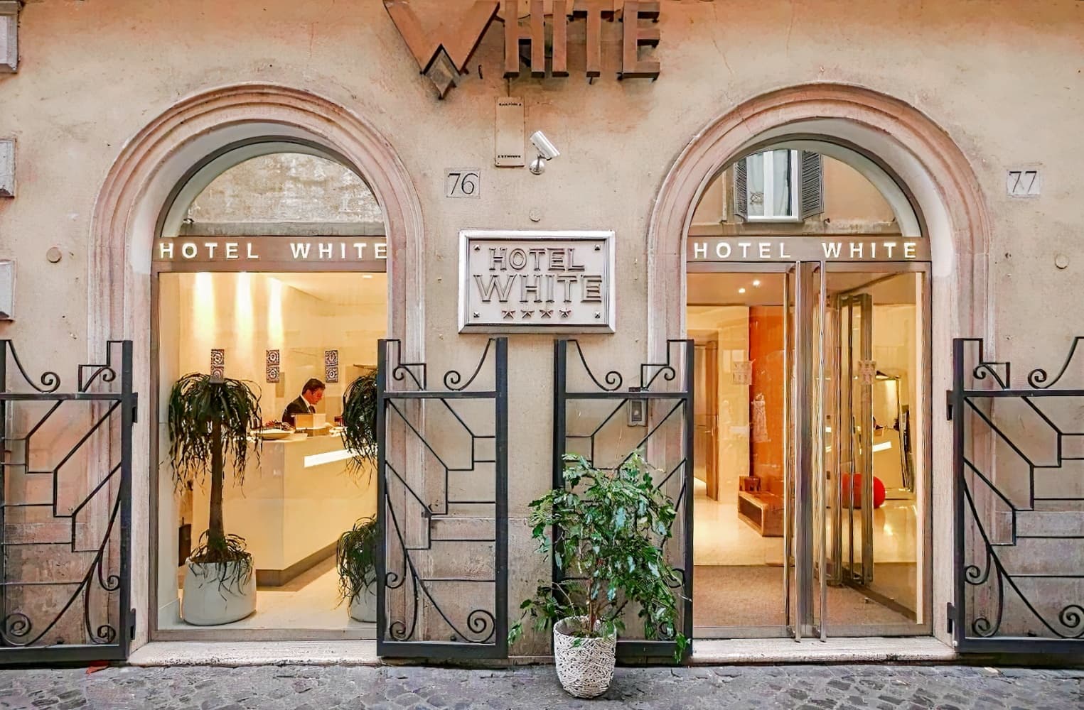 Hotel White