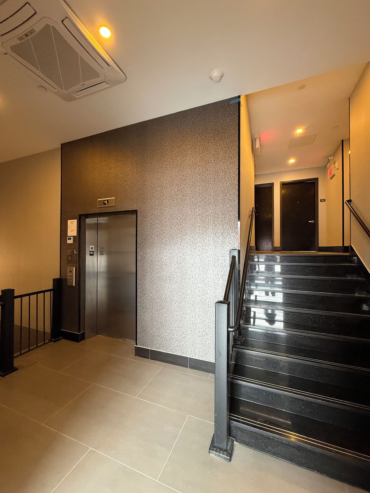 Lux Hotel LIC