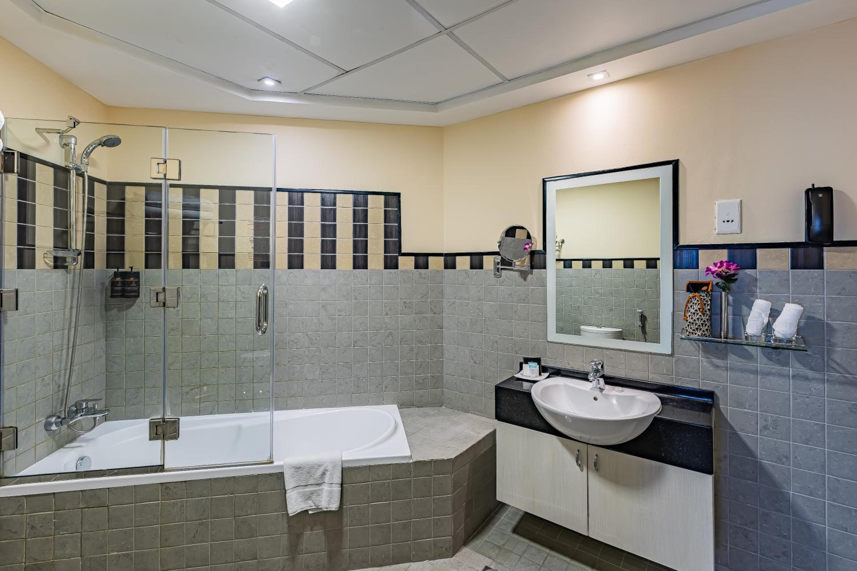 Carlton Downtown Hotel