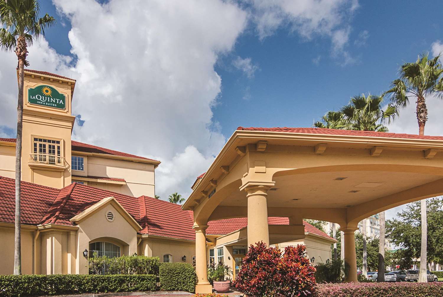 La Quinta Inn & Suites by Wyndham Orlando Airport at Gateway Village