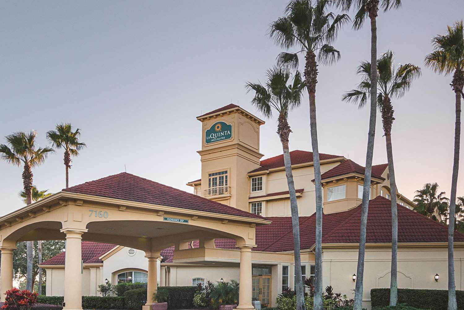 La Quinta Inn & Suites by Wyndham Orlando Airport at Gateway Village