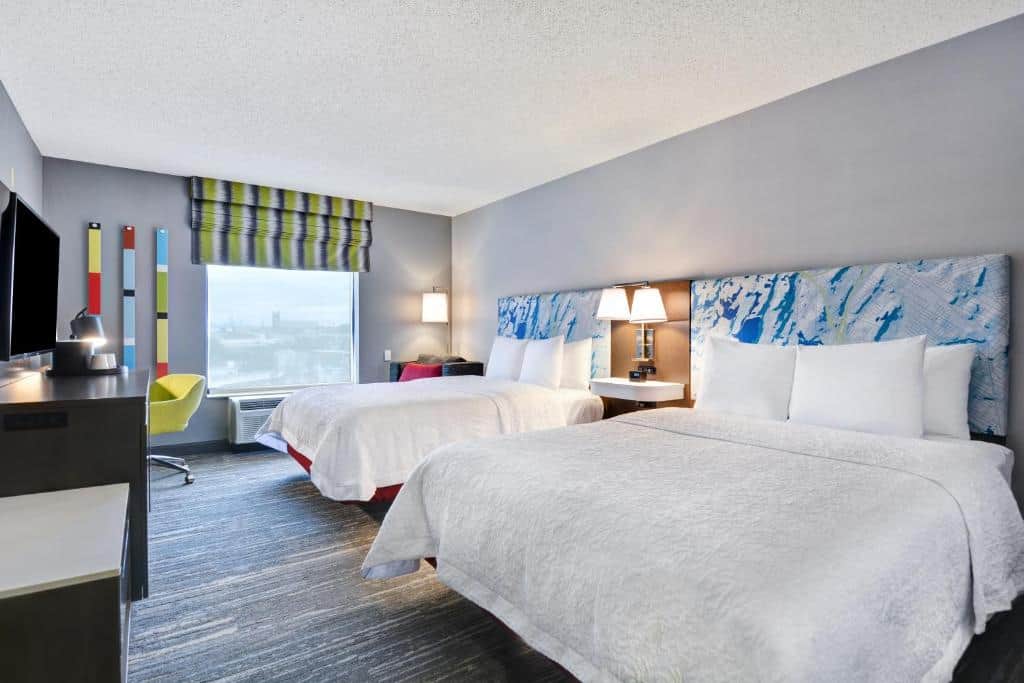 Hampton Inn & Suites Newark-Harrison