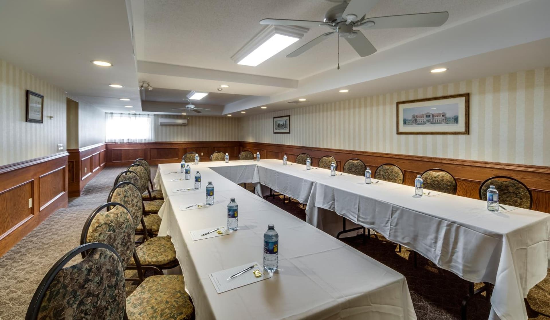 Monte Carlo Inn Oakville Suites