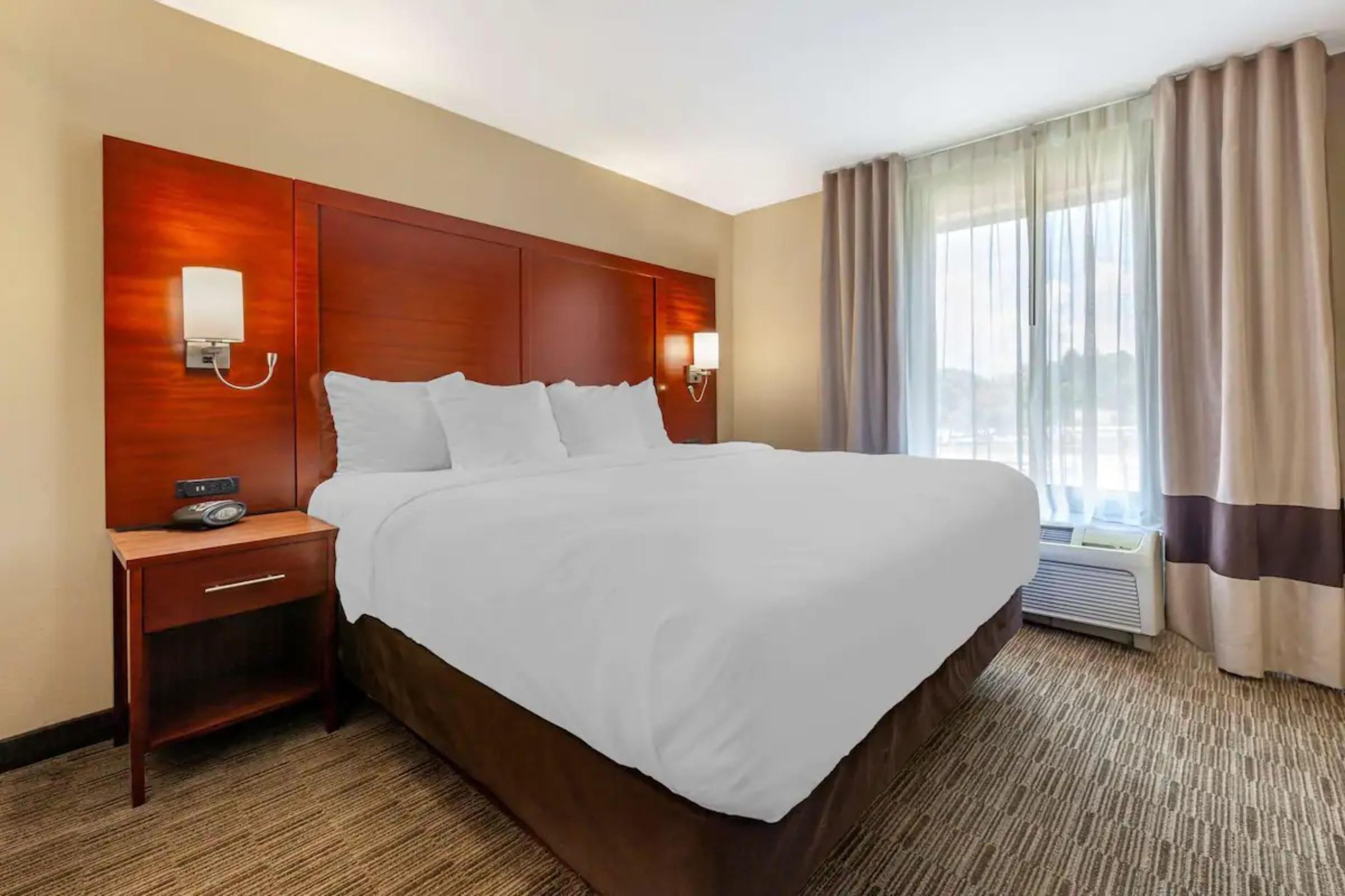 Holiday Inn Express & Suites Milwaukee NW – Park Place, an IHG Hotel