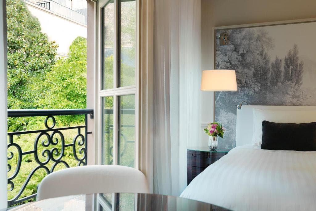 Renaissance Paris Nobel Tour Eiffel